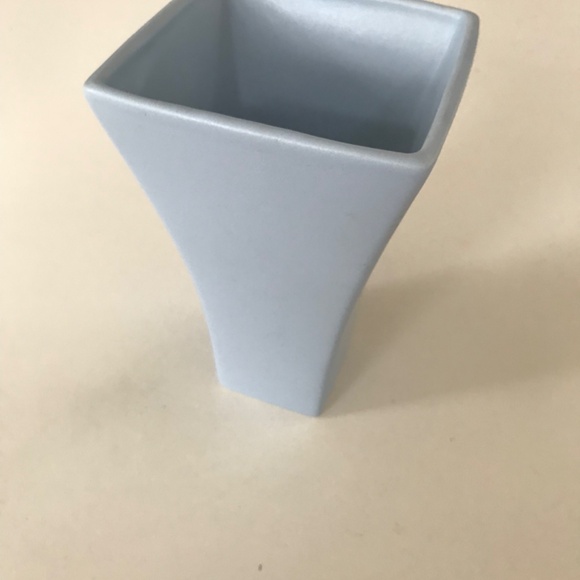 A flower vase in a unusual beautiful baby blue color - Picture 4 of 4